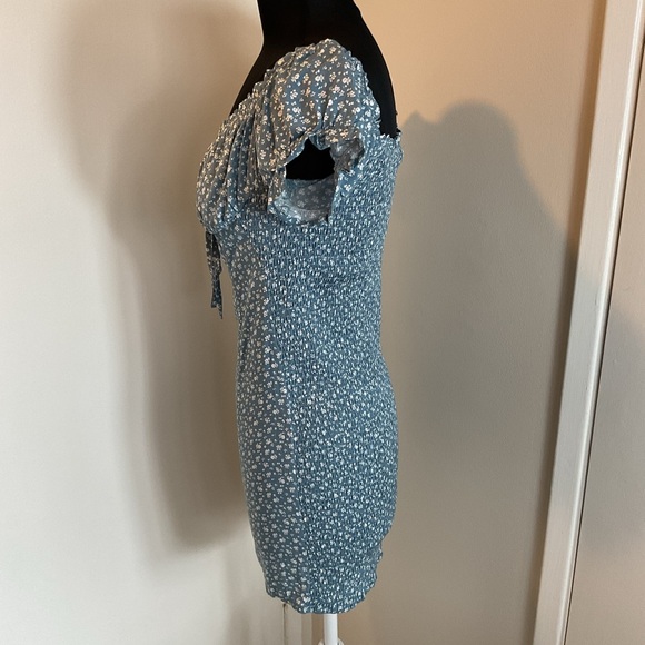 24. Blush Blue Ruched Tie Front Smocked Back Floral Dress Size Large - Picture 6 of 8